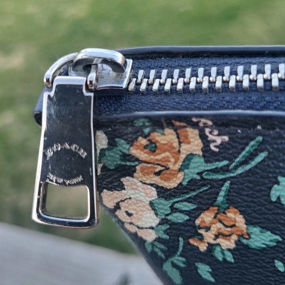 Coach Gallery Large Tote With Rose Bouqet Print - Picture 6 of 9